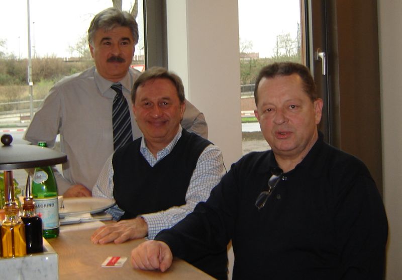 Hüsnü, Muhtar ve Necil Köln'de çan-çan ederken :-) Hüsnü, Muhtar ve Necil Köln'de çan-çan ederken :-)